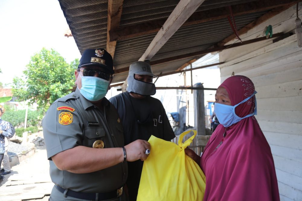 Gubernur Arinal Turun Langsung ke Tulang Bawang Barat, Bagikan Bantuan Sembako kepada Masyarakat Terdampak Pandemi Covid-19