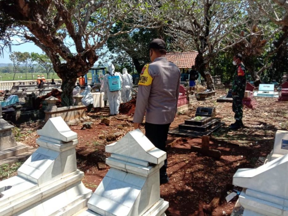 Babinsa Kawal Pemakaman Covid 19 Di Anggo Rukmo