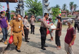 Vaksinasi Keliling, Polres Way Kanan Bagikan Sembako dan Masker di Pure