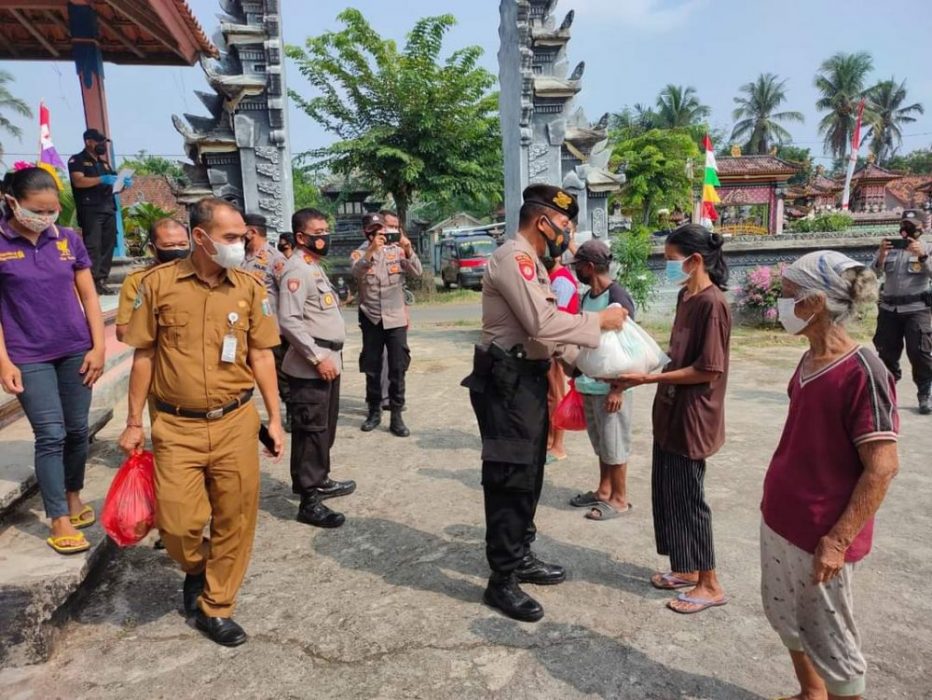 Vaksinasi Keliling, Polres Way Kanan Bagikan Sembako dan Masker di Pure