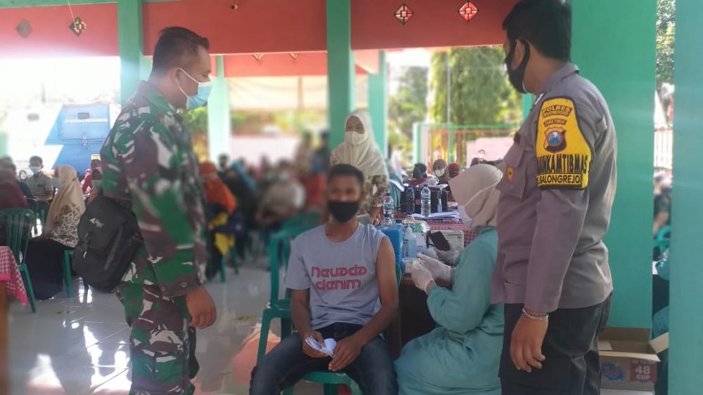 Demi Kelancaran, Babinsa Kodim Bojonegoro Kawal Vaksinasi di Wilayah Binaan