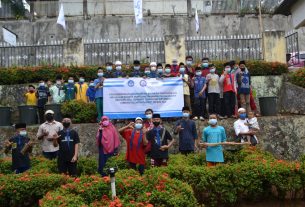 Dosen dan Mahasiswa IIB Darmajaya Berikan Pelatihan Budikdamber kepada Anak-anak Rumah As Sakinah