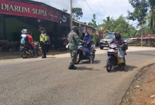 Sinergi Koramil Dan Polsek Karangtengah Disiplinkan Warga Memakai Masker