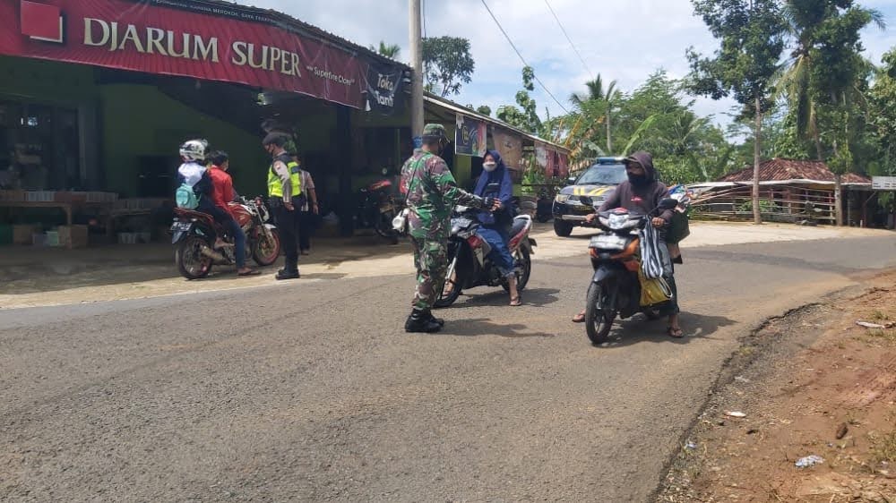 Sinergi Koramil Dan Polsek Karangtengah Disiplinkan Warga Memakai Masker