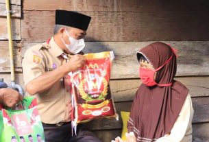 Sisir Warga Pra sejahtera, Beri Paket Sedekah