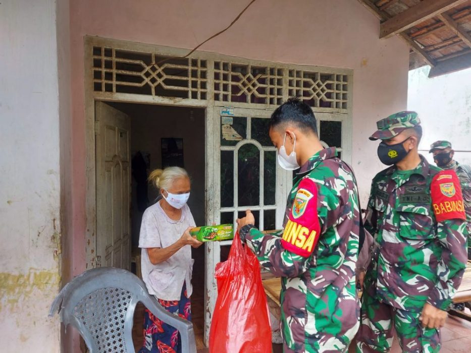 Personel Babinsa Koramil 410-01/Panjang Kodim 0410/KBL bagikan nasi kotak