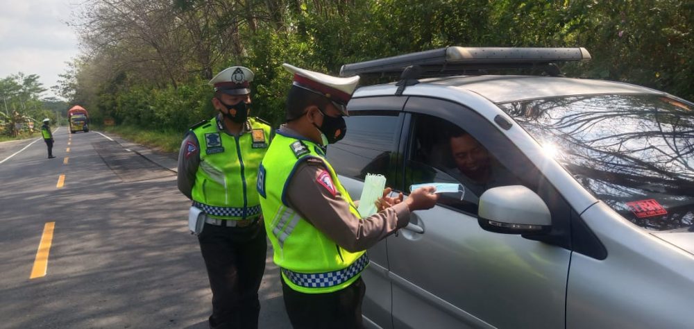 Antisipasi Penyebaran Covid-19, Satlantas Polres Way Kanan Bagikan Masker Kepada Pengguna Jalan