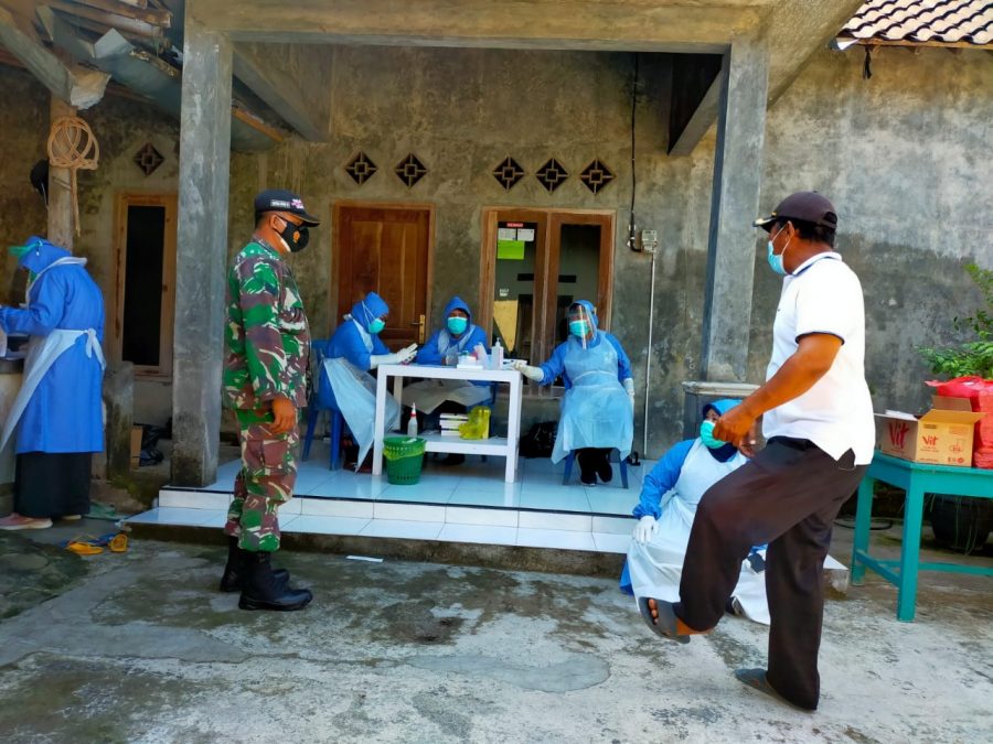 Babinsa Koramil 11 Polokarto Dampingi 94 orang warga desa Karangwuni, Polokarto ikuti test Swab Antigen