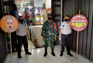 Cegah Penyebaran Covid-19, Babinsa Nusukan Bersama Security Pasar Laksanakan PPKM level 4