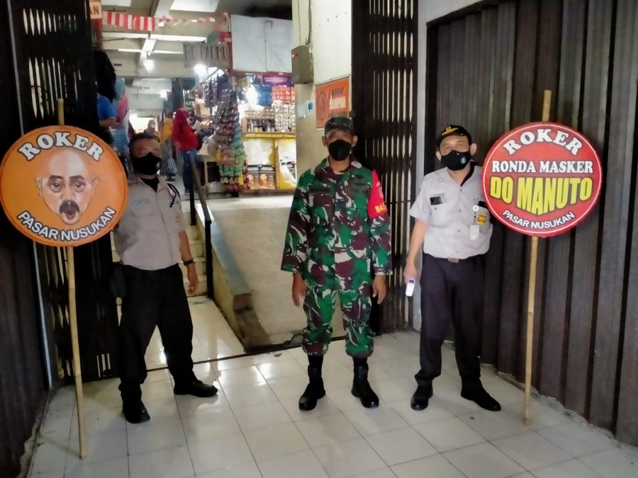 Cegah Penyebaran Covid-19, Babinsa Nusukan Bersama Security Pasar Laksanakan PPKM level 4