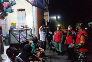Pelda Romulo bersama Satgas Covid-19 melaksanakan patroli himbauan