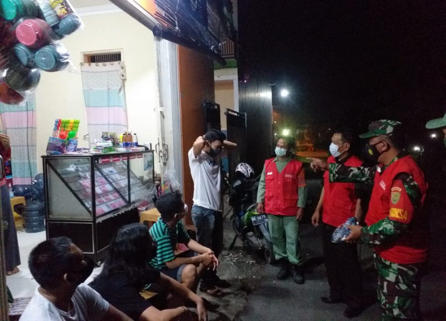 Pelda Romulo bersama Satgas Covid-19 melaksanakan patroli himbauan