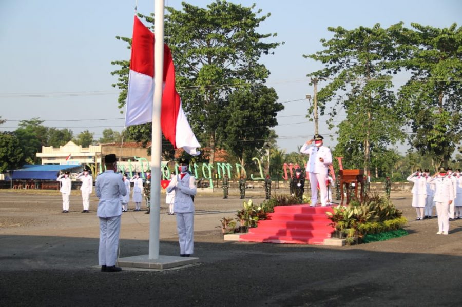 Dandim 0429/Lamtim Hadiri Upacara Penurunan Bendera Merah Putih Dalam Rangka HUT RI Ke - 76 Kabupaten Lampung Timur