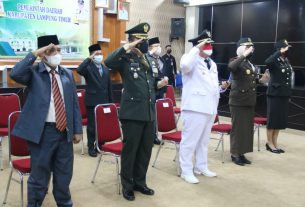 Dandim 0429/Lamtim Hadiri Upacara Penurunan Bendera Merah Putih Dalam Rangka HUT RI Ke - 76 Kabupaten Lampung Timur