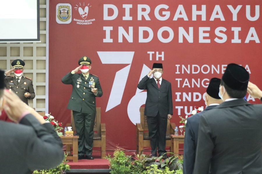 Kolonel Inf Romas Herlandes Mengikuti Upacara Penurunan Bendera