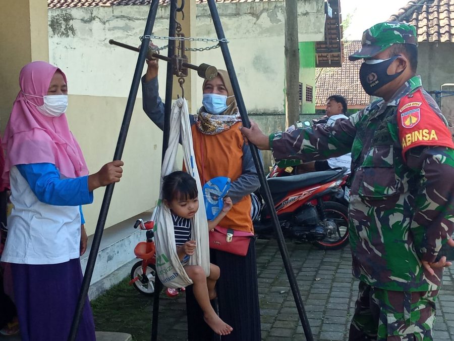 Peran Aktif Babinsa Kawal Posyandu Dan Sosialisasikan Prokes Kepada Para Ibu