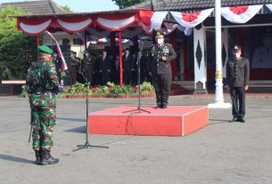Danramil 21/Bulukerjo Jabat Komandan Upacara Dalam Upacara Penurunan Bendera HUT Kemerdekaan RI Ke-76