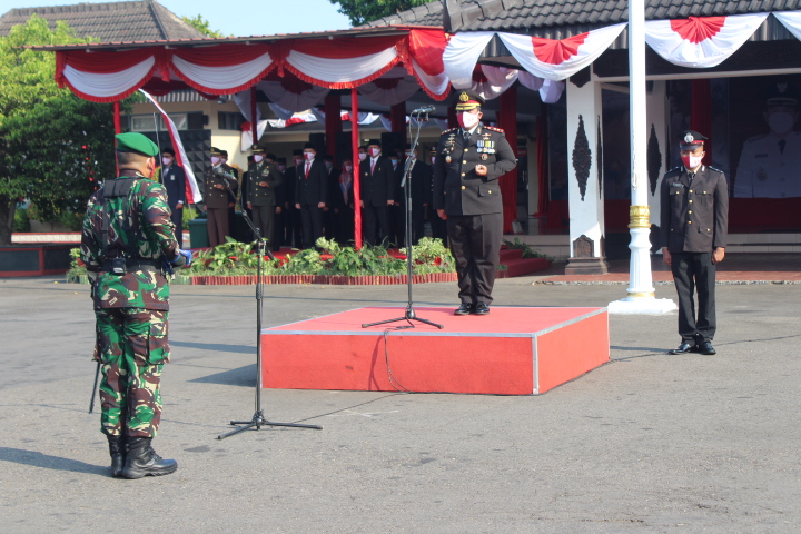 Danramil 21/Bulukerjo Jabat Komandan Upacara Dalam Upacara Penurunan Bendera HUT Kemerdekaan RI Ke-76