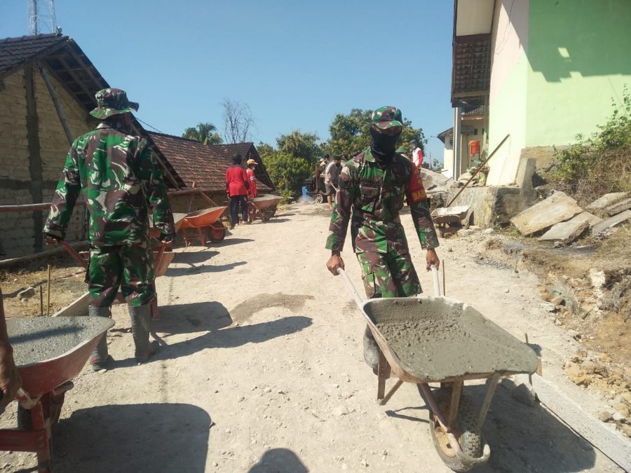 Kekompakan Anggota Koramil 24/Puhpelem Kerja Bakti Bersama Warga Bangun Rabat Beton