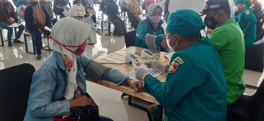 Kodim 0726/Sukoharjo Gelar serbuan vaksinasi TNI-PolriDosis ke 2 di Sentra Niaga Solobaru