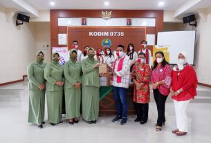 Peringati HUT RI Ke-76, Rotaract Club Of Solo Pakarti Dan Rotary Club Solo Kartini Salurkan Bantuan Vitamin Dan Masker