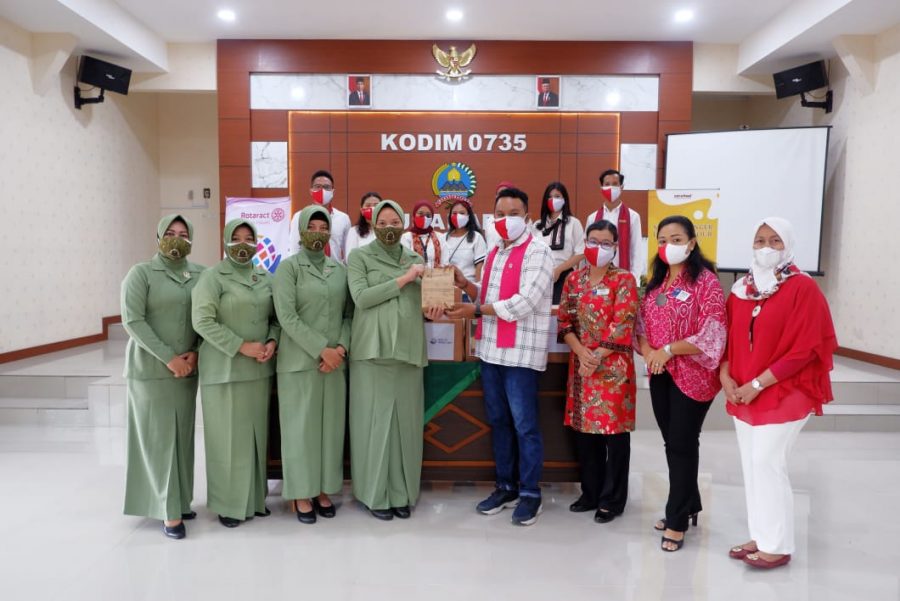 Peringati HUT RI Ke-76, Rotaract Club Of Solo Pakarti Dan Rotary Club Solo Kartini Salurkan Bantuan Vitamin Dan Masker