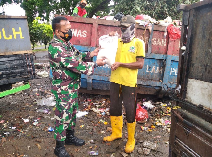 Babinsa Bagikan Bantuan Beras