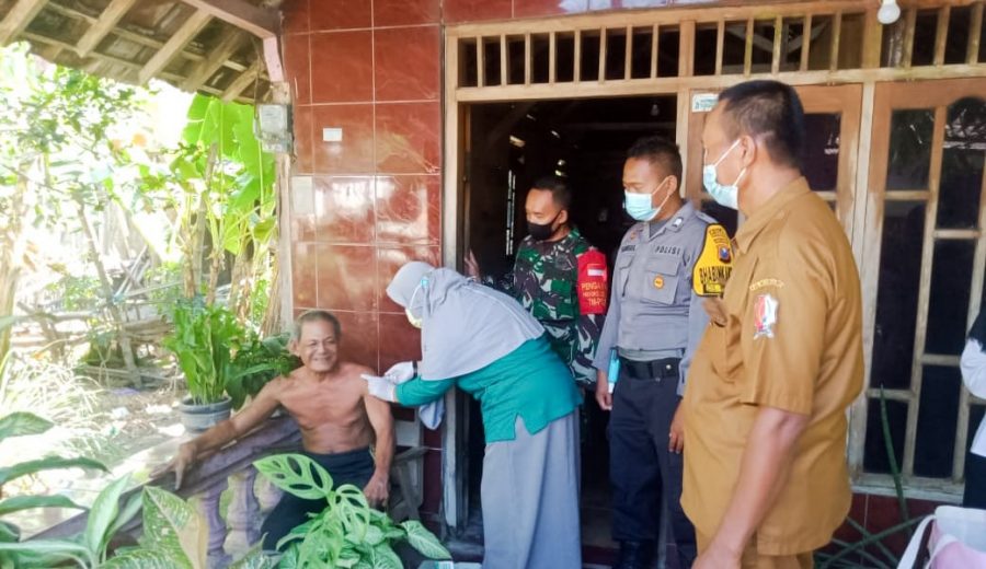 Babinsa Bojonegoro Lakukan Pendampingan Vaksinasi bagi Disabilitas dan ODGJ