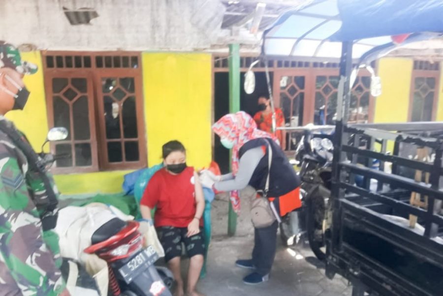 Babinsa Kalitidu Bojonegoro, Dampingi Giat Vaksinasi bagi Disabilitas dan ODGJ Desa Mayangrejo