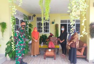 Perangkat Kelurahan dan Nakes Puskesmas menyalurkan bantuan obat