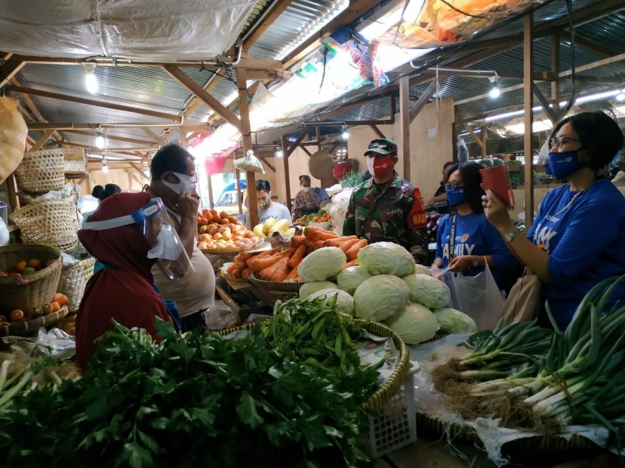 Babinsa Setabelan Berikan Himbauan Protkes Dan Penerapan PPKM Level 3 di Pasar Legi Solo