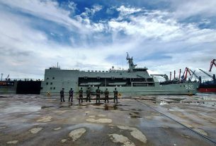 Berangkat! KRI Teluk Banten dan Teluk Bintuni Lakukan Embarkasi Personel dan Materiil