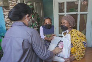 Blusukan ke Tambora, Puan Pantau Vaksinasi dan Beri Bantuan ke Warga