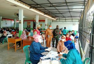Kodim 0410/KBL Bersama Lurah Kelurahan Campang Raya Memantau Kegiatan Vaksinasi