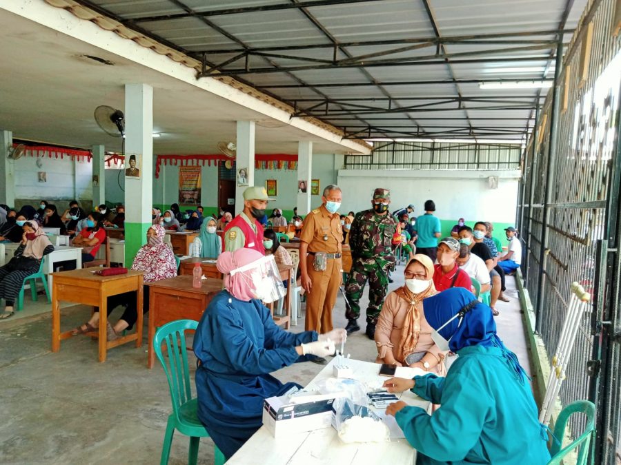Kodim 0410/KBL Bersama Lurah Kelurahan Campang Raya Memantau Kegiatan Vaksinasi
