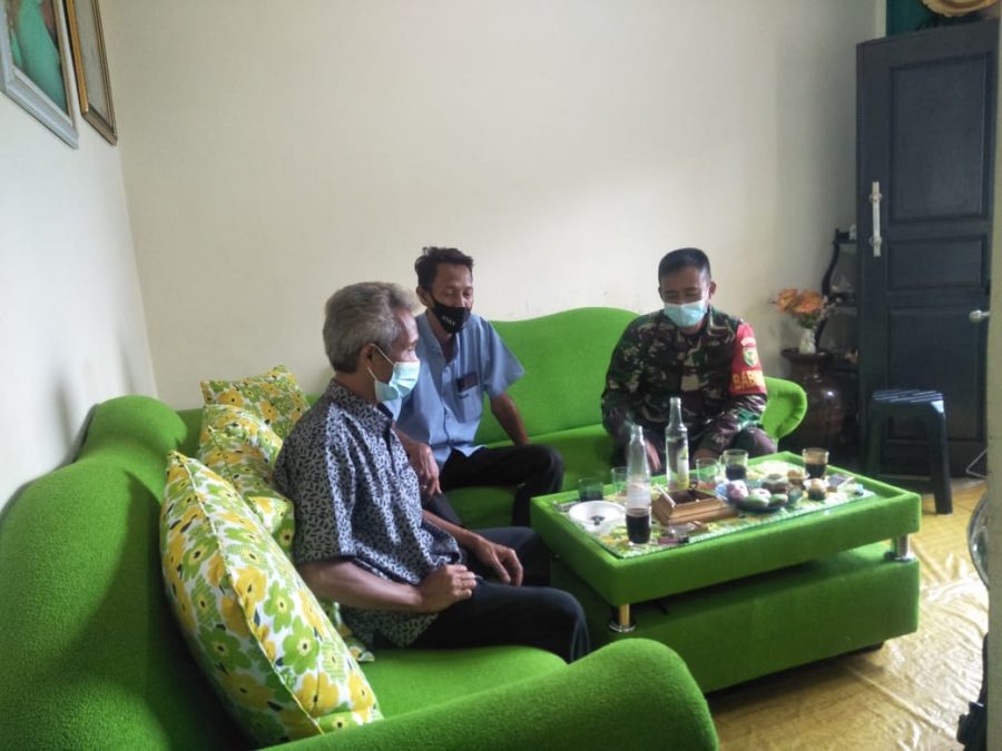 Sertu M. Untung melaksanakan pembinaan Komunikasi sosial