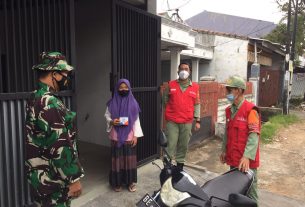 Peltu Andi Wahyu didampingi Satgas Covid 19 kelurahan Perumnas Way Halim, salurkan bantuan