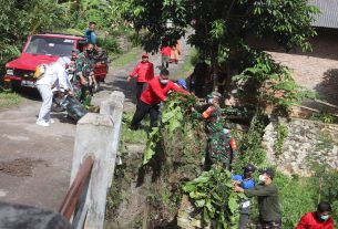 Bhabinkamtibmas dan komponen masyarakat Kelurahan Sumber Rejo Sejahtera melaksanakan gotong - royong