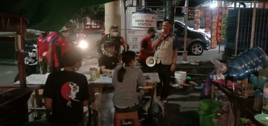 Serda Frendi bersama Satgas Kelurahan Surabaya, tidak henti-hentinya melakukan Kegiatan sosial