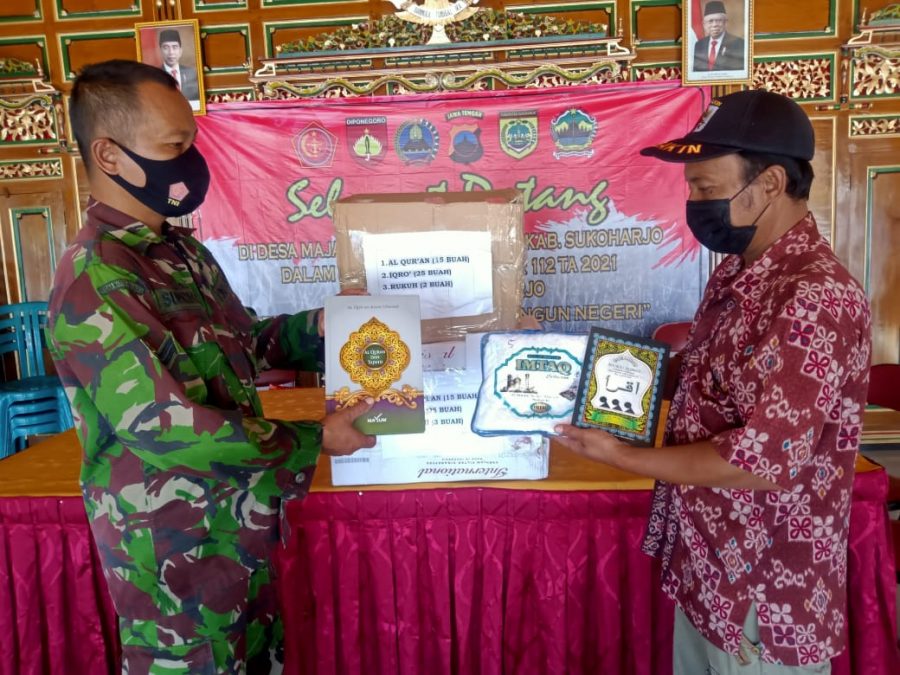 Di Pendopo Balai desa Majasto, Babinsa serahkan bantuan Al-Quram, Buku Iqra' dan Rukuh dari Kemenag Kabupaten Sukoharjo