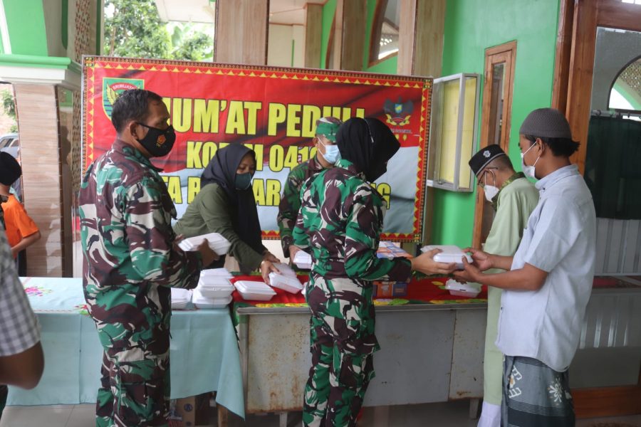 Kodim 0410/KBL menggelar kegiatan Jum'at Peduli, di Masjid Jami' Al-Ikhlas