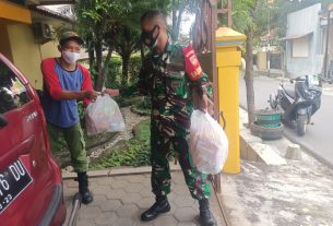 Door to Door, Babinsa Kelurahan Sumber Salurkan Bantuan Paket Sembako Kepada Warga Terdampak Covid-19