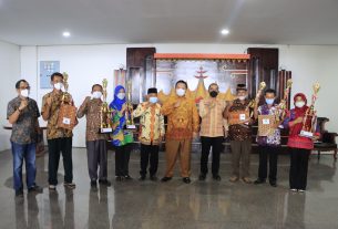 Gubernur Arinal Djunaidi Menyerahkan Penghargaan Pemenang Lomba Wana Lestari Tingkat Provinsi Lampung Tahun 2021