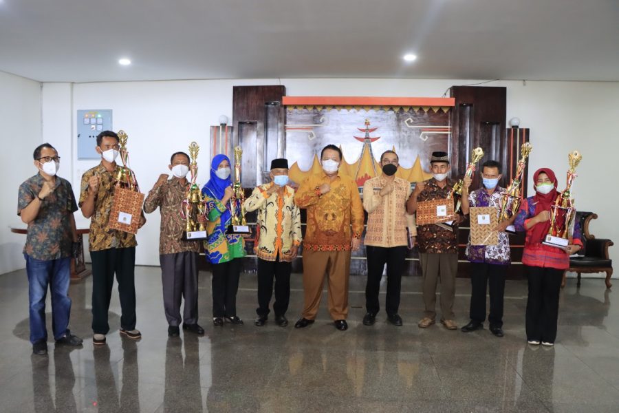 Gubernur Arinal Djunaidi Menyerahkan Penghargaan Pemenang Lomba Wana Lestari Tingkat Provinsi Lampung Tahun 2021