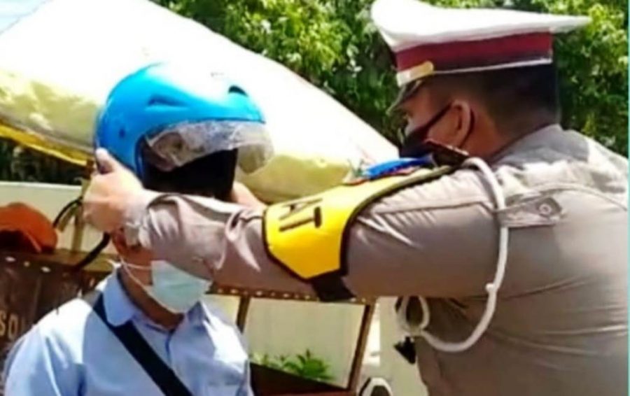 Hari Pertama Operasi Patuh Krakatau 2021, Kasat Lantas Polres Tanggamus Bagikan Helm