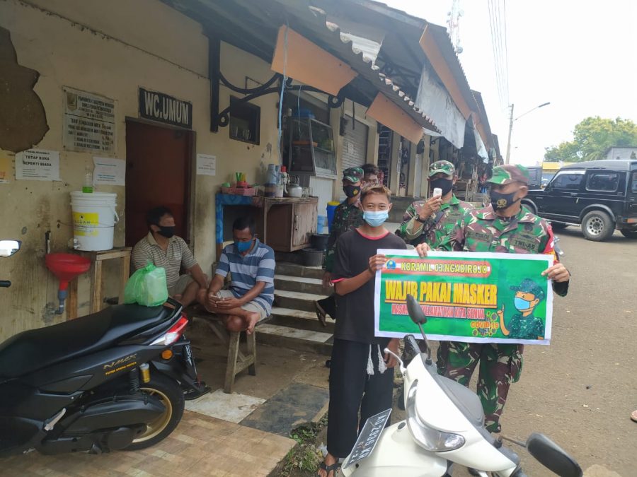 Himbau Warga Disiplin Memakai Masker, TNI-Polri Kecamatan Ngadirojo Turun Ke Pasar