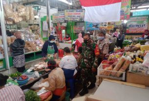 Himbauan Protokol Kesehatan Dan Penerapan PPKM Terus Dilakukan Babinsa di Pasar Gede Solo