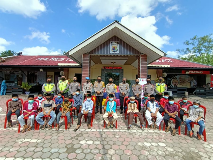 Hut Lantas ke 66 Polres Tubaba Gelar Khitan Serta Bagikan Sembako