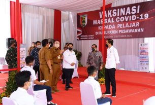 Jokowi Tinjau Vaksinasi Pelajar di Lampung