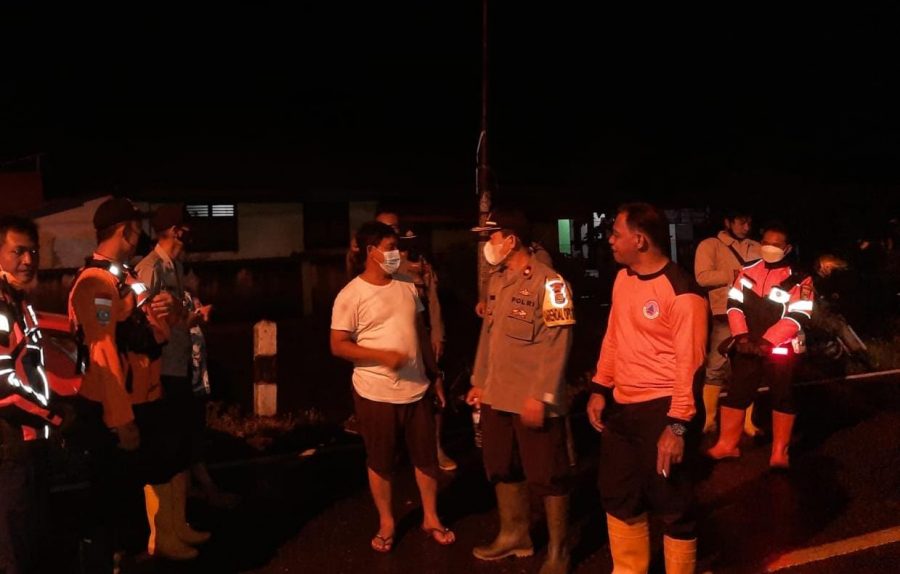 Kabag Ops Polres Tanggamus Datangi Lokasi Banjir